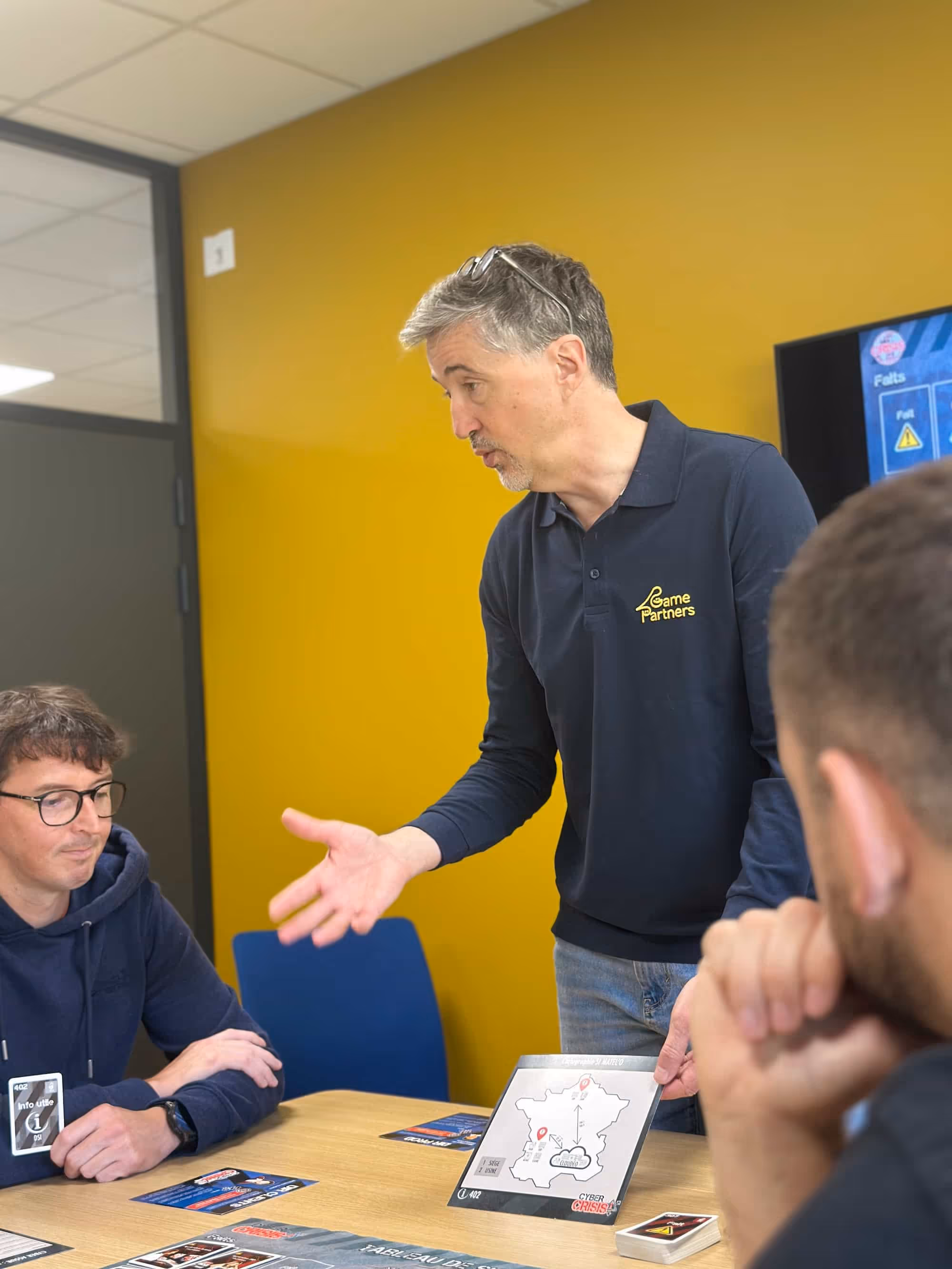 Photo d’Arnaud Barres, associé cofondateur de Cyber Wargames, animant une session de serious game destinée à sensibiliser les collaborateurs d’entreprise à la cybersécurité.