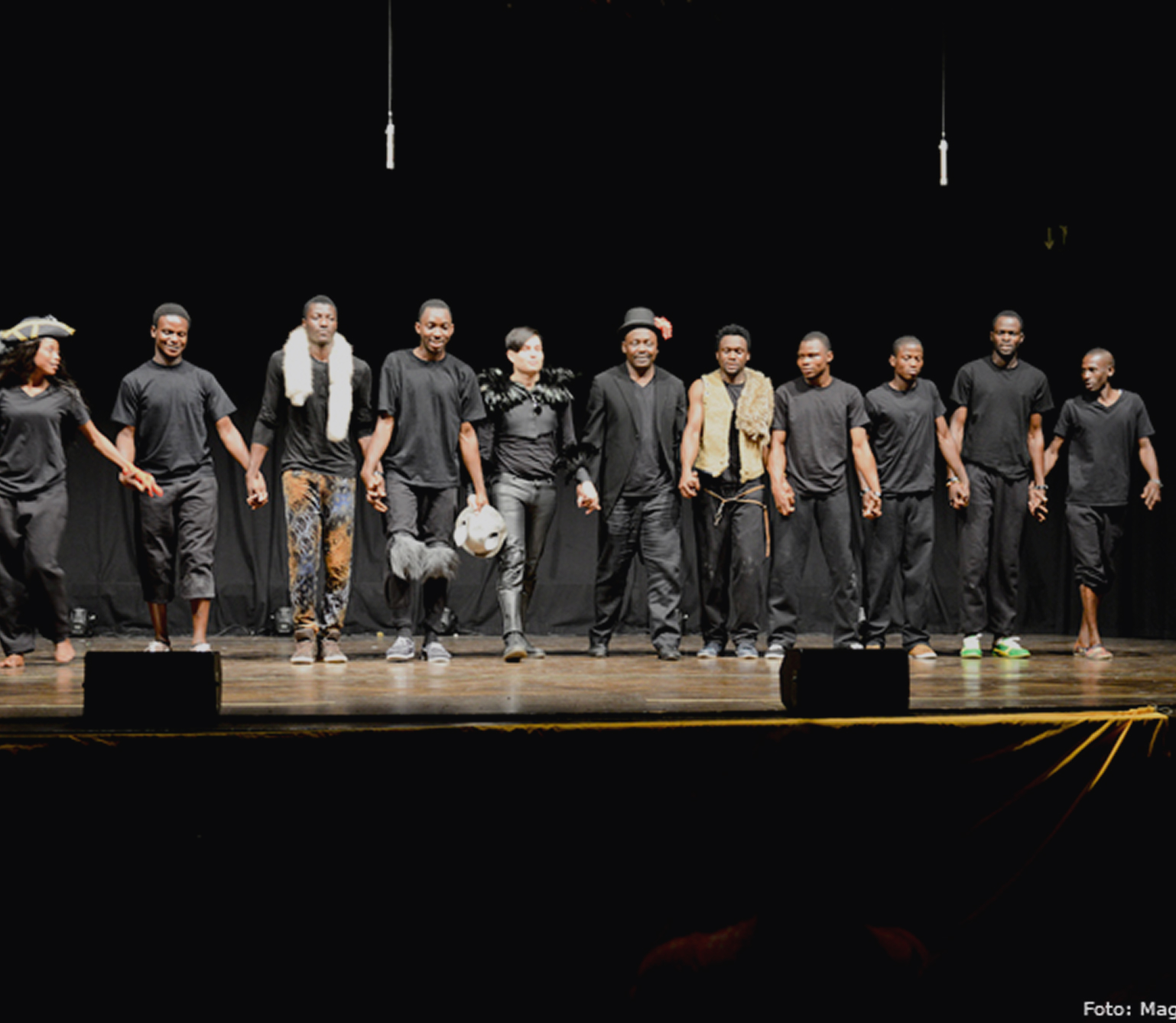 Eine große Gruppe von Menschen auf einer Bühne