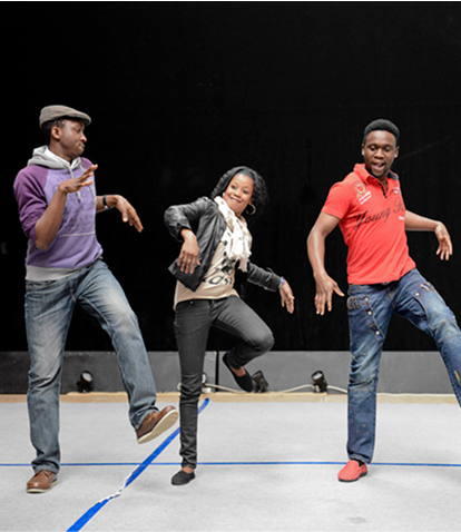 drei junge Männer bei einem Tanztraining