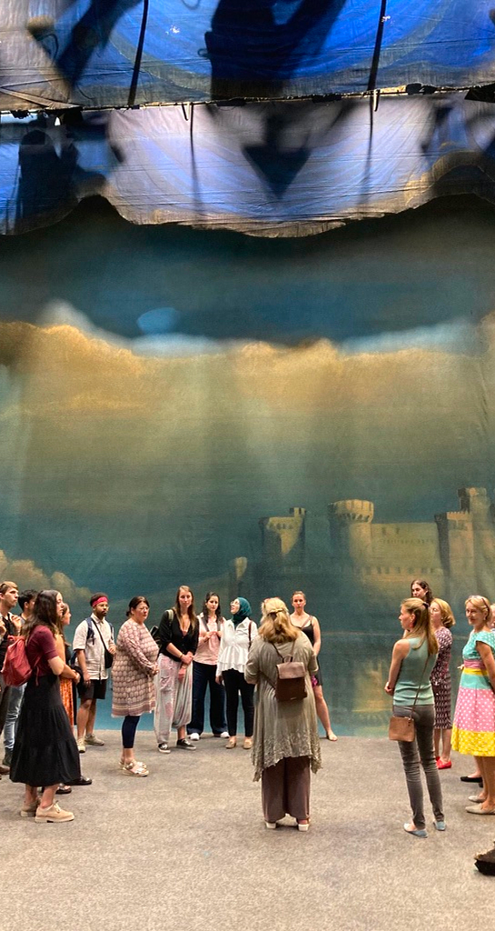 Ein paar Leute auf einer großen Bühne bei einer Aufführung