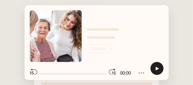 Une femme plus jeune souriante assise à côté d'une femme âgée souriante.