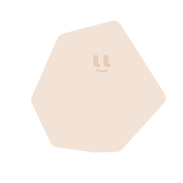 Citation encadrée par des guillemets stylisés sur fond beige en forme polygonale.