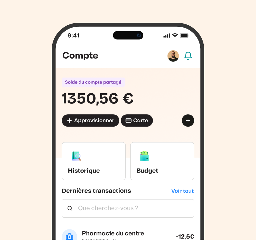 Écran mobile affichant un compte bancaire avec un solde de 1350,56 euros, options pour approvisionner et carte, accès à l'historique et au budget, et aperçu des dernières transactions.