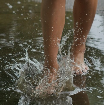 pés espirrando água