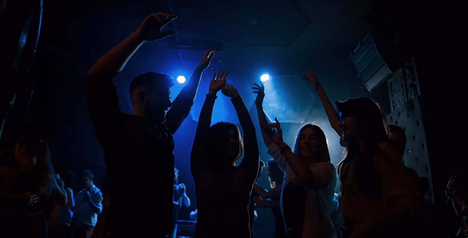 Mensen dansen op de dansvloer van Club Maggy