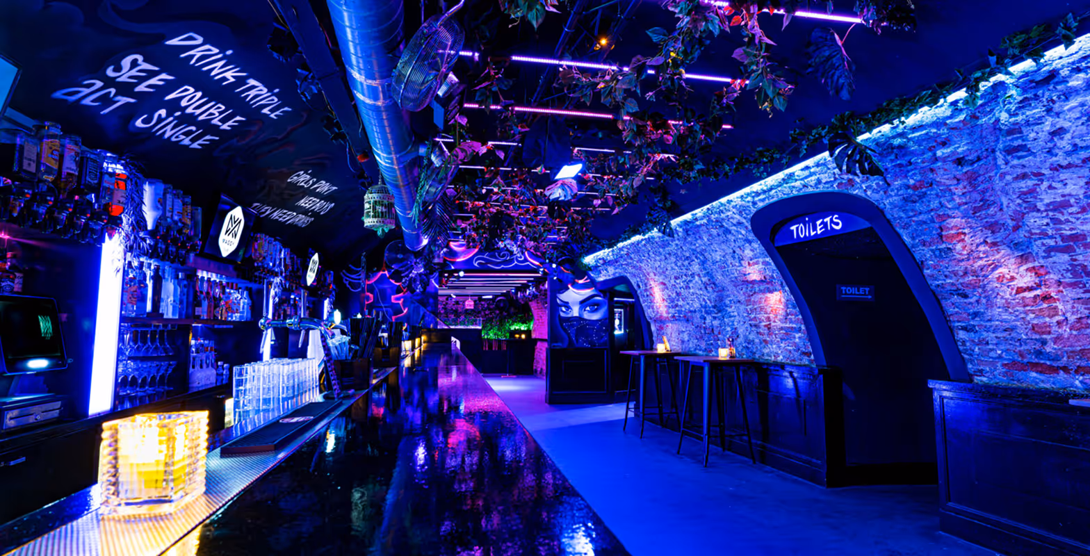 Zicht op de bar en dansvloer in Club Maggy