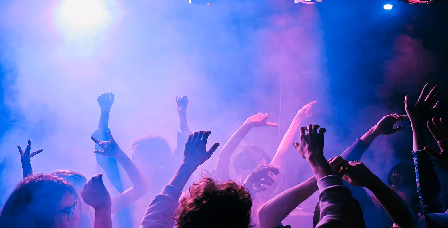 Feestgangers genieten van de muziek in Club Maggy