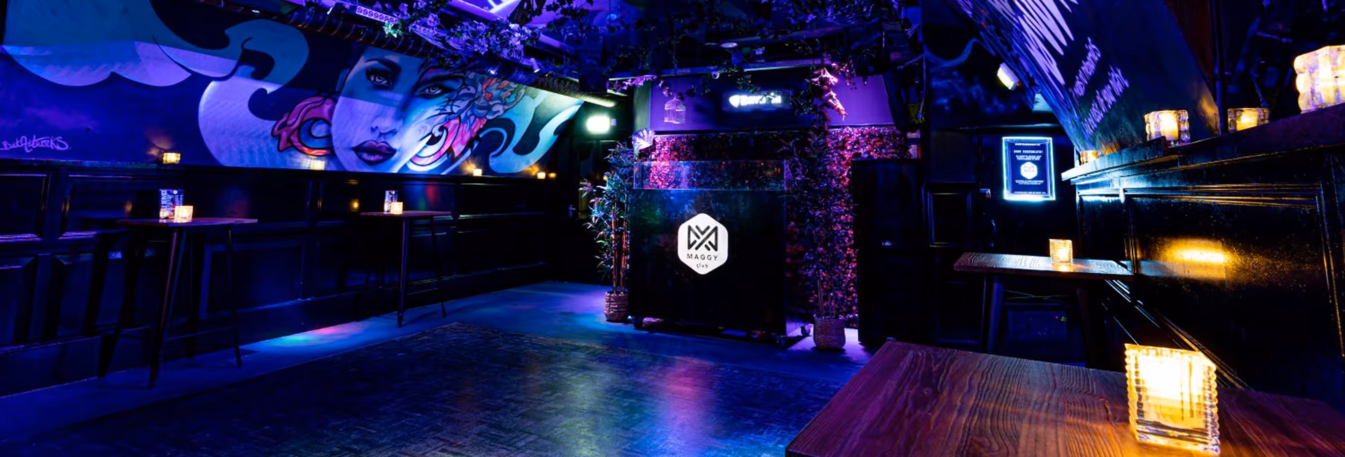 Zitgedeelte en DJ booth in Club Maggy