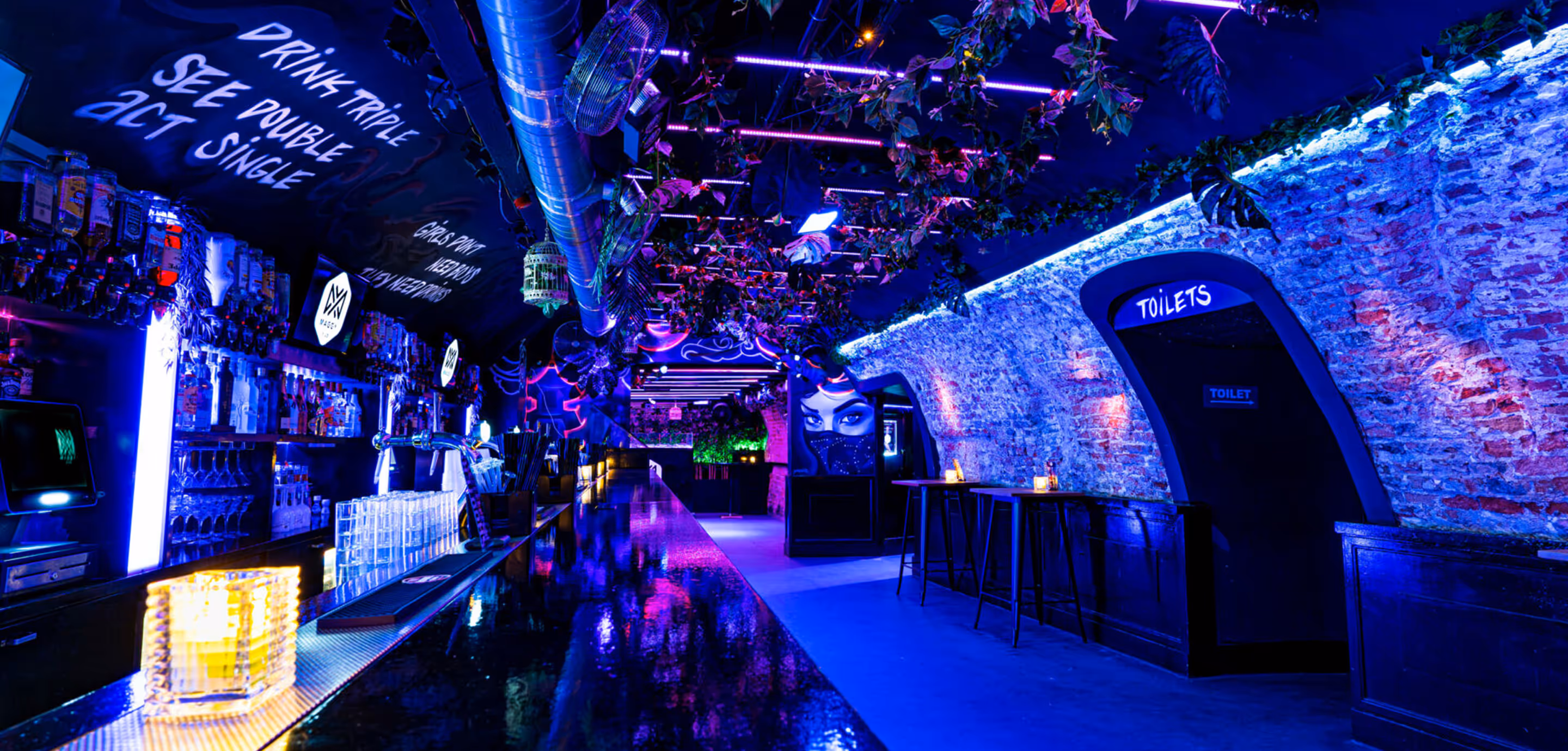 Overzicht van de clubzaal met lage plafonds