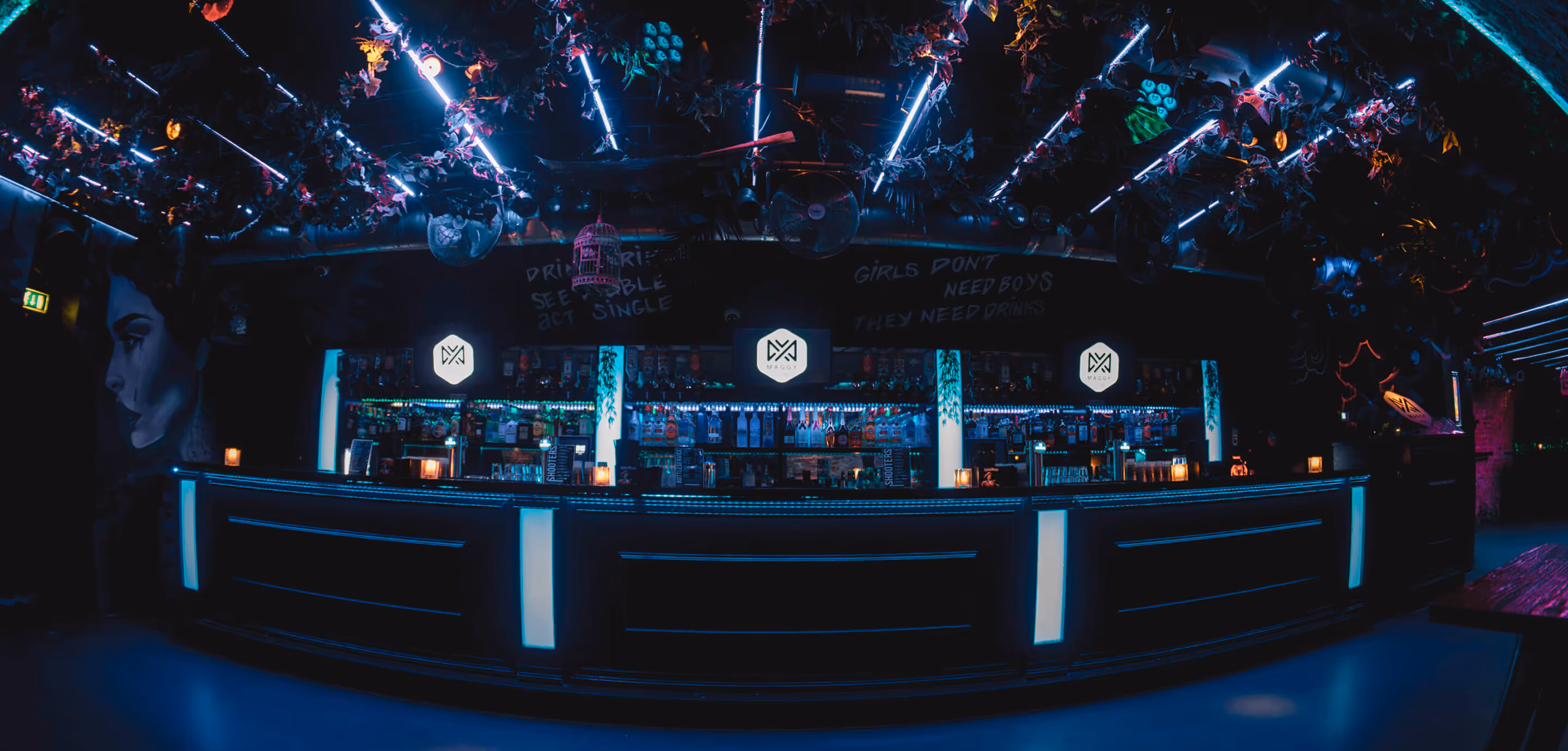 Verlichte muurdecoratie in Club Maggy