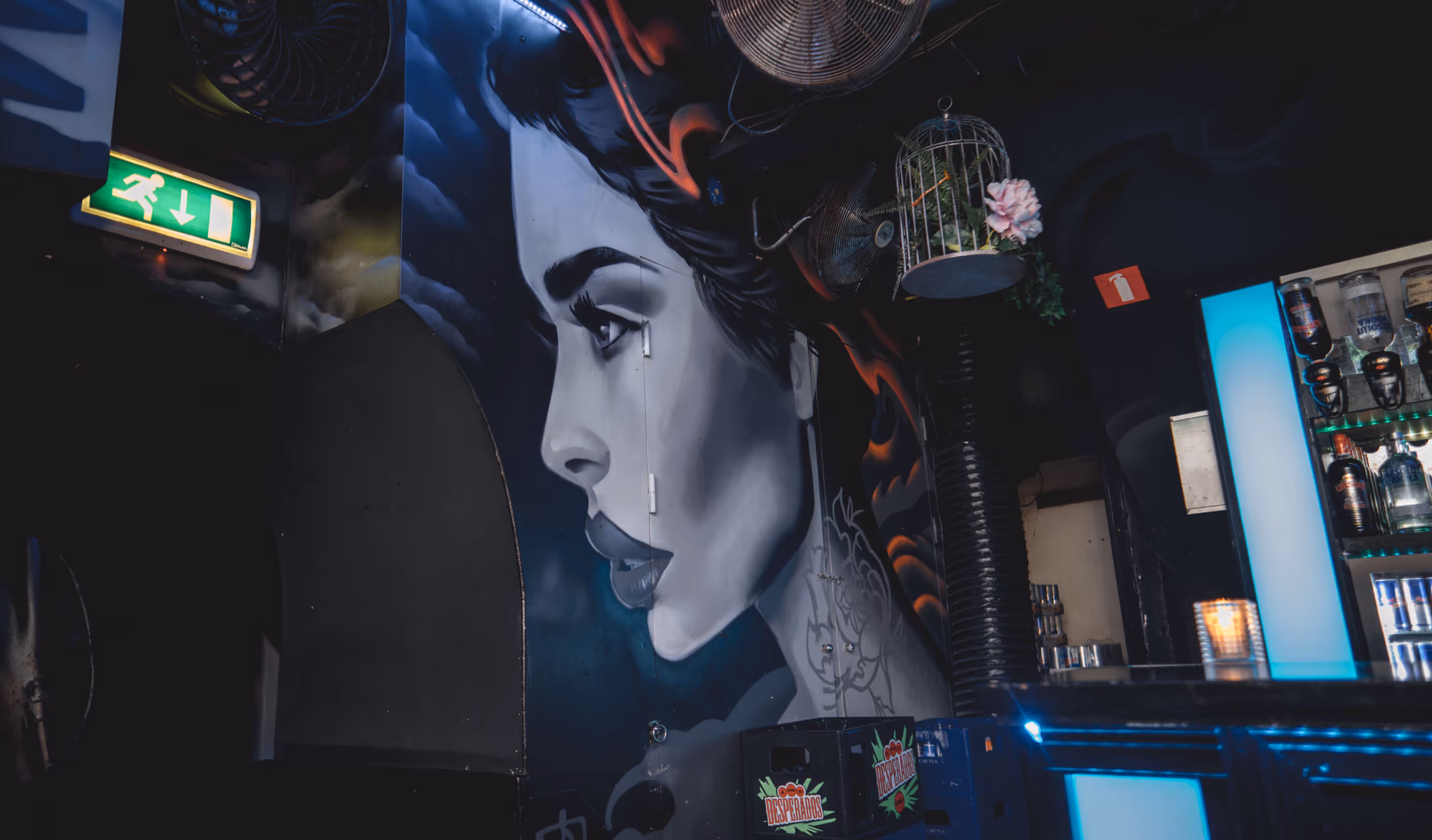 Groene details en blacklight art in Club Maggy