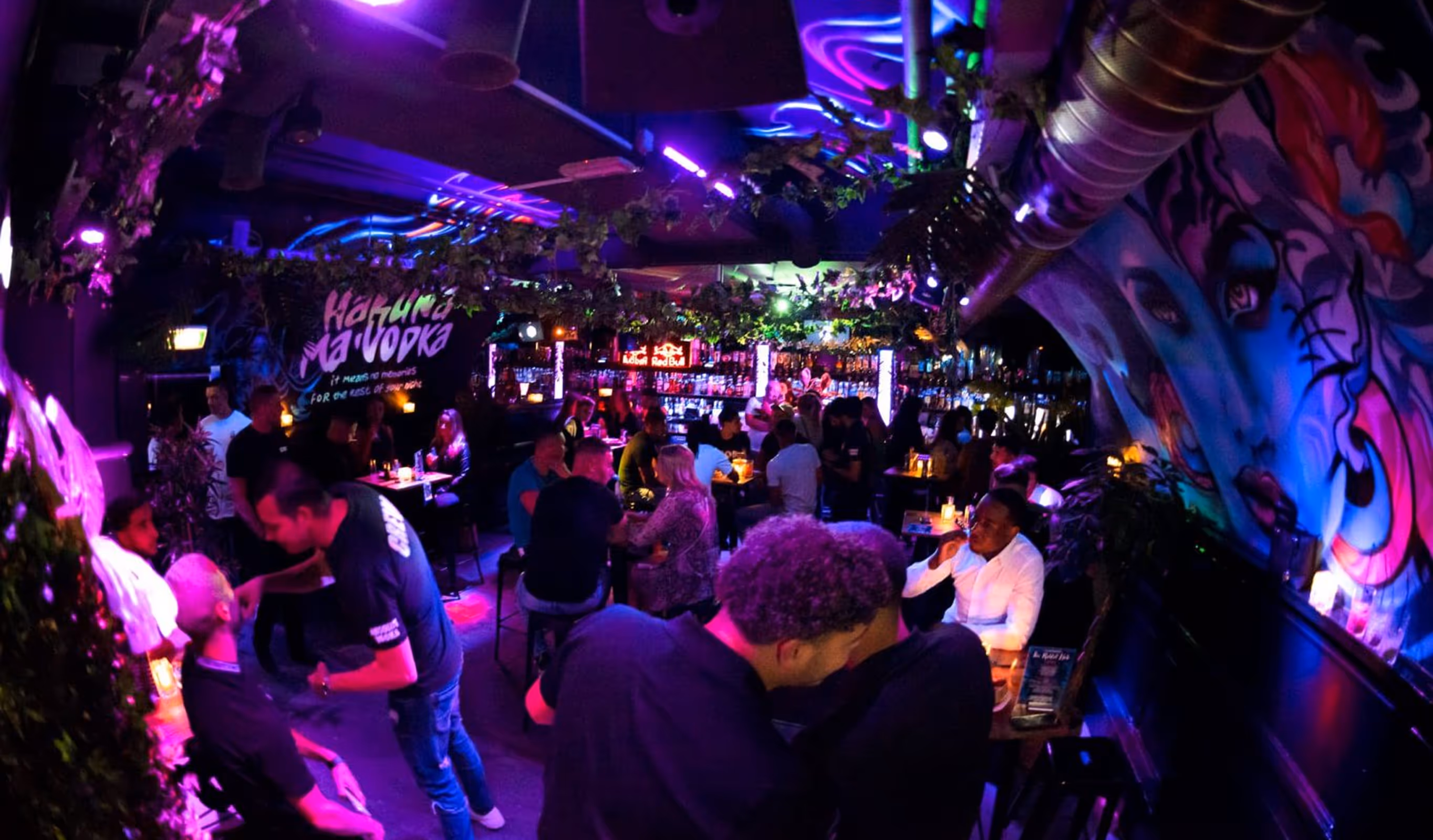 Dansende menigte onder het licht van Club Maggy