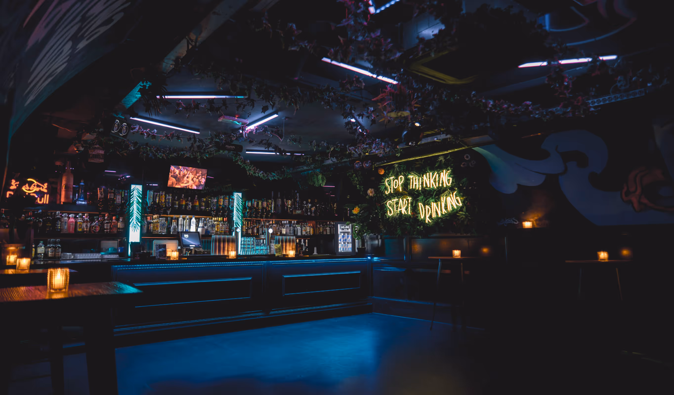 Moderne clubverlichting in de kelderruimte