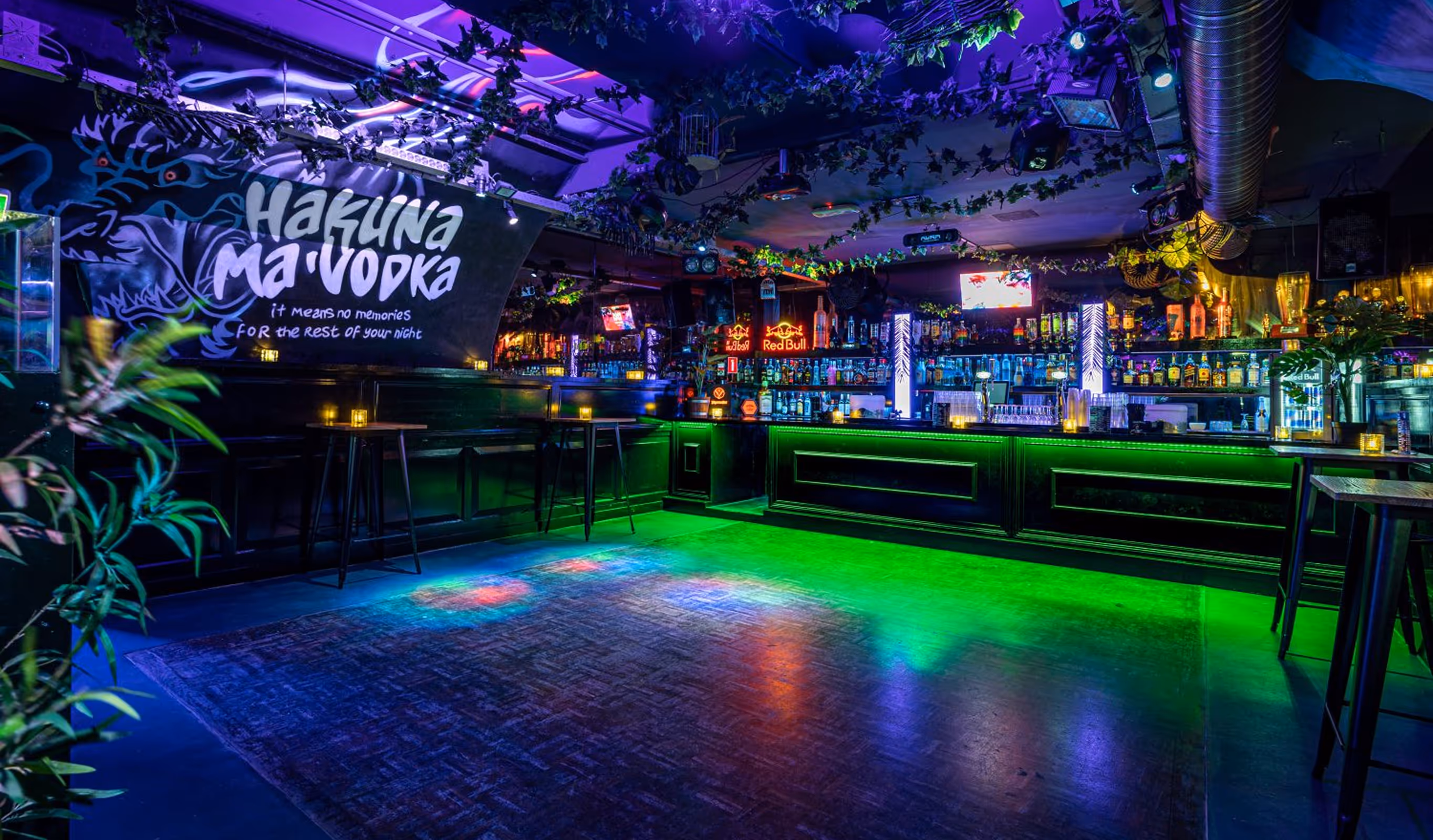 Gezellige sfeer in het interieur van Club Maggy