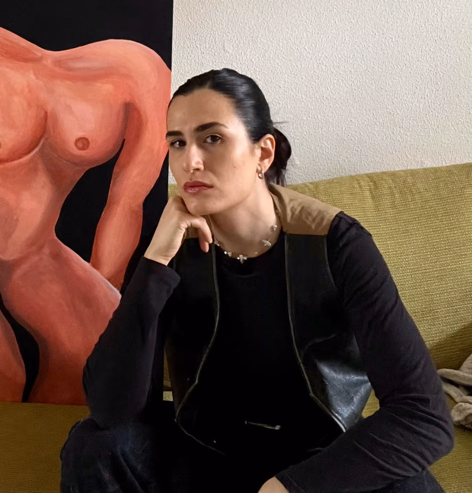 l'artista donna miranda nel suo studio