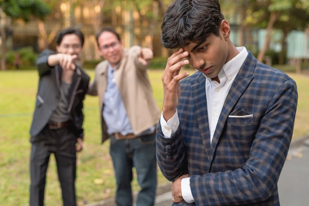 Qué se considera discriminación racial en California