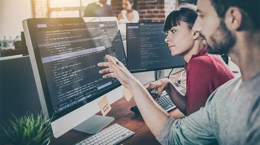 IT-Mitarbeiter und -Entscheider bei der Arbeit.