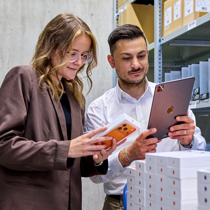 Ein Mitarbeiter von MOBEX konfiguriert ein Smartphone für deviceplus-Kunden.