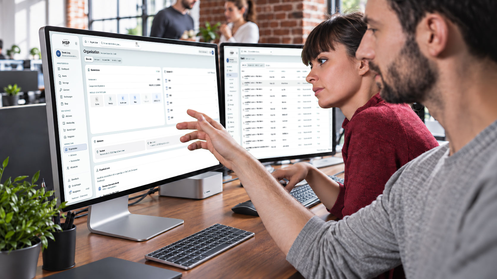 IT-Mitarbeiter und -Entscheider bei der Arbeit.