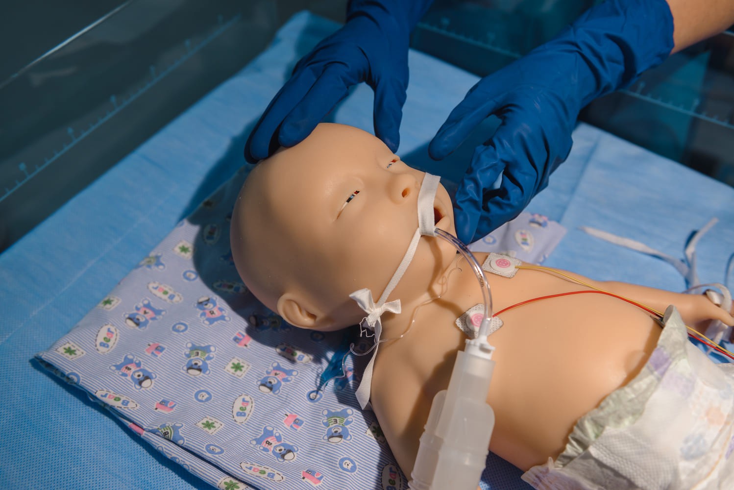 Installation of an endotracheal tube on a newborn simulator