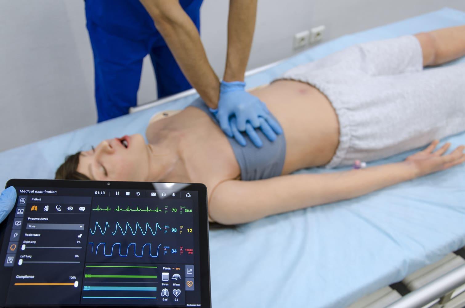 Cardiopulmonary resuscitation on a Lisa mannequin