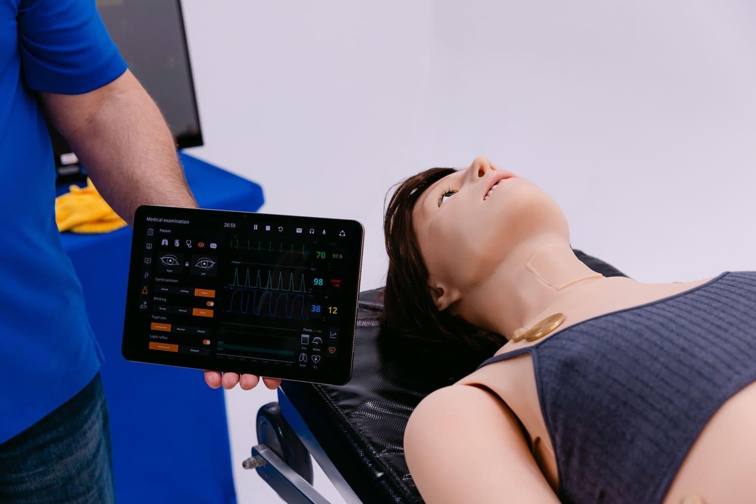 Lisa simulator with real-time simulation of vital signs