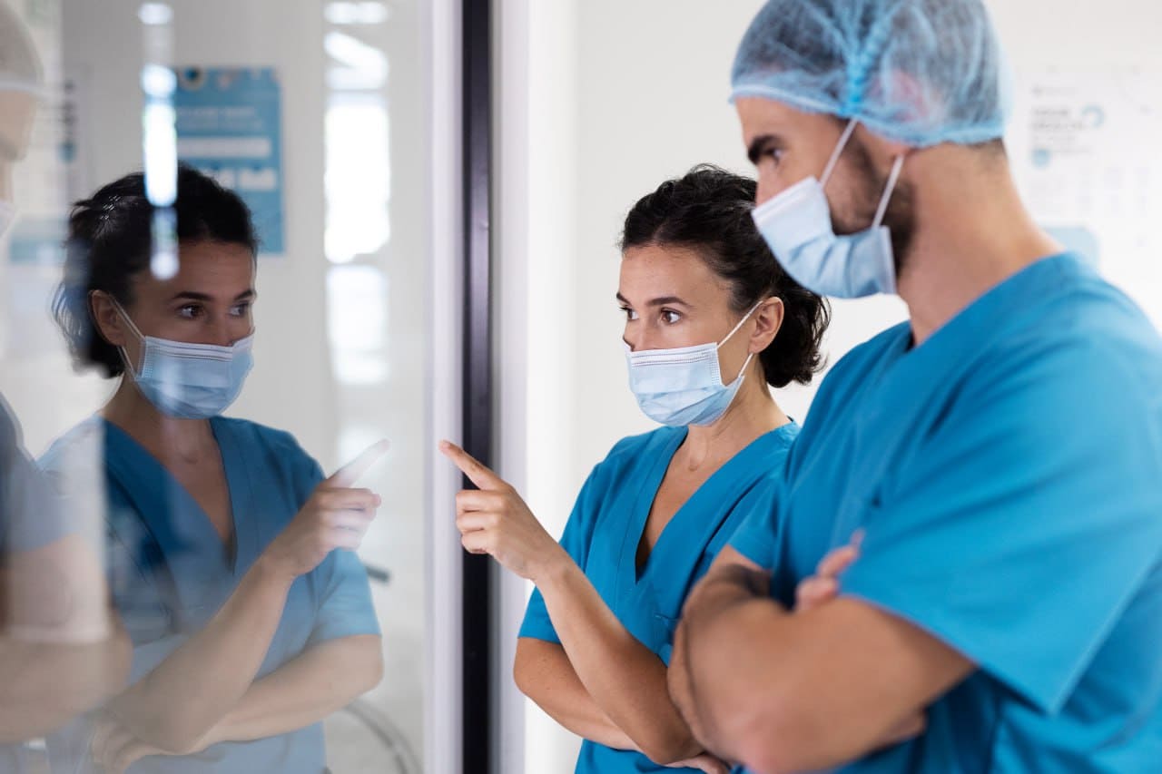 Doctors discussing a patient's condition