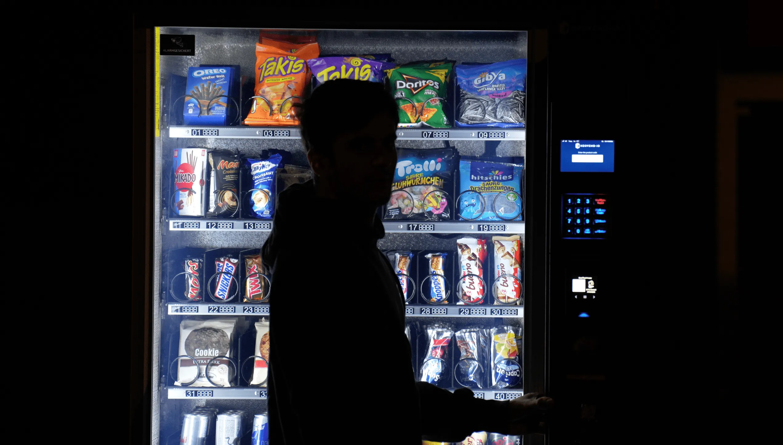 NEOVEND vending machine at night – smart vending solutions for businesses