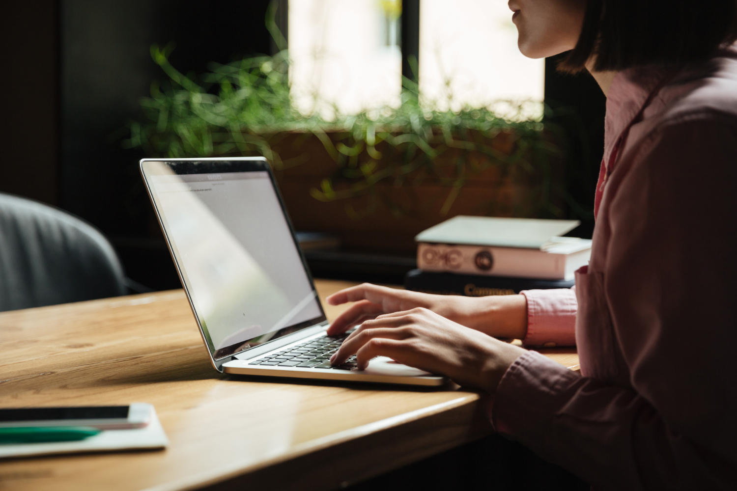 Person arbeitet am Laptop (Seitenansicht)