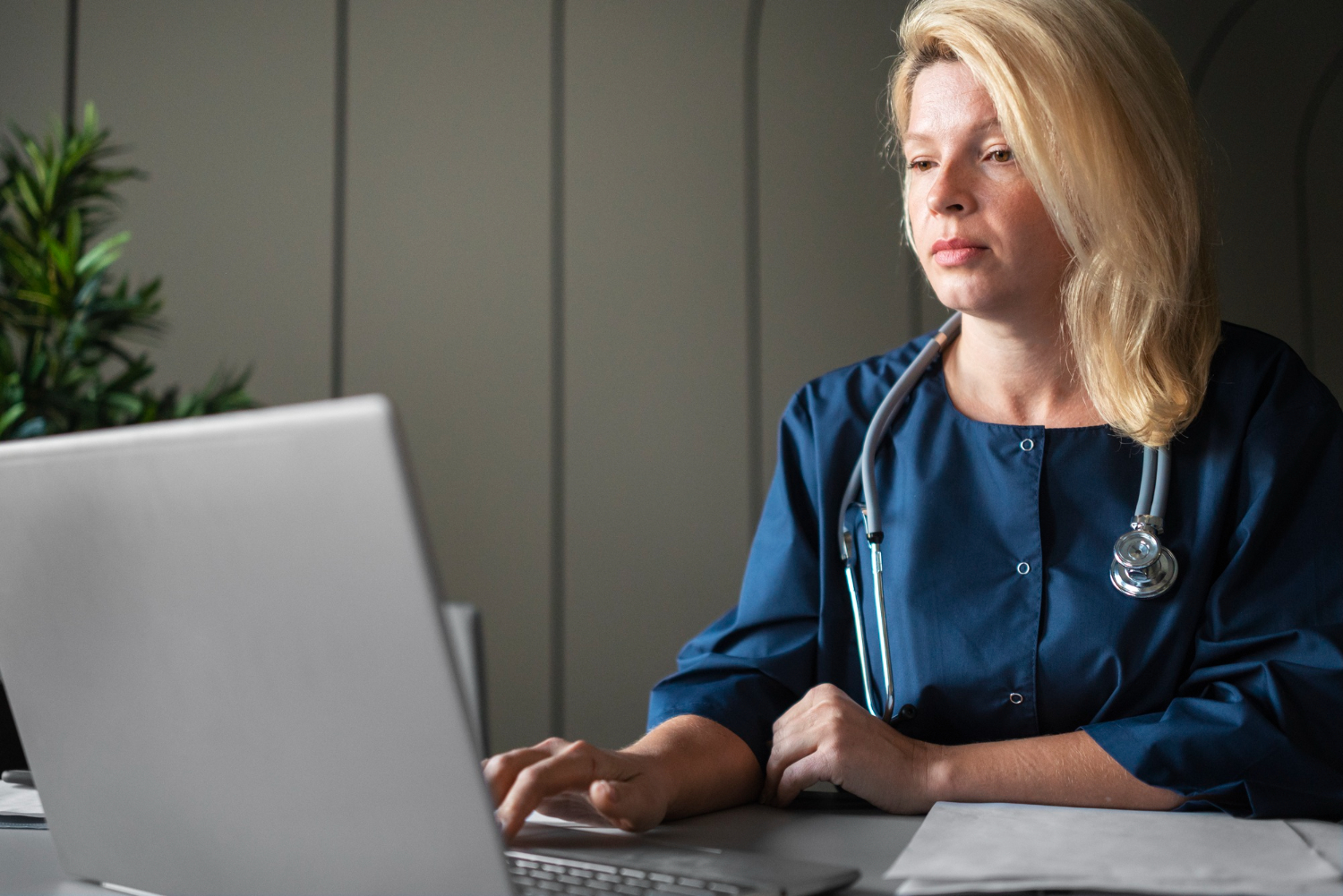 Person arbeitet am Laptop (Seitenansicht)