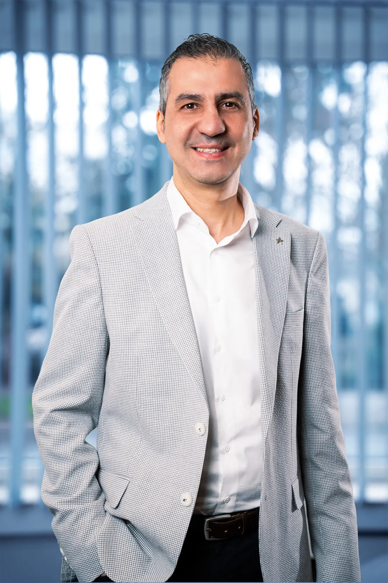 Businessportrait Mann in hellem Sakko