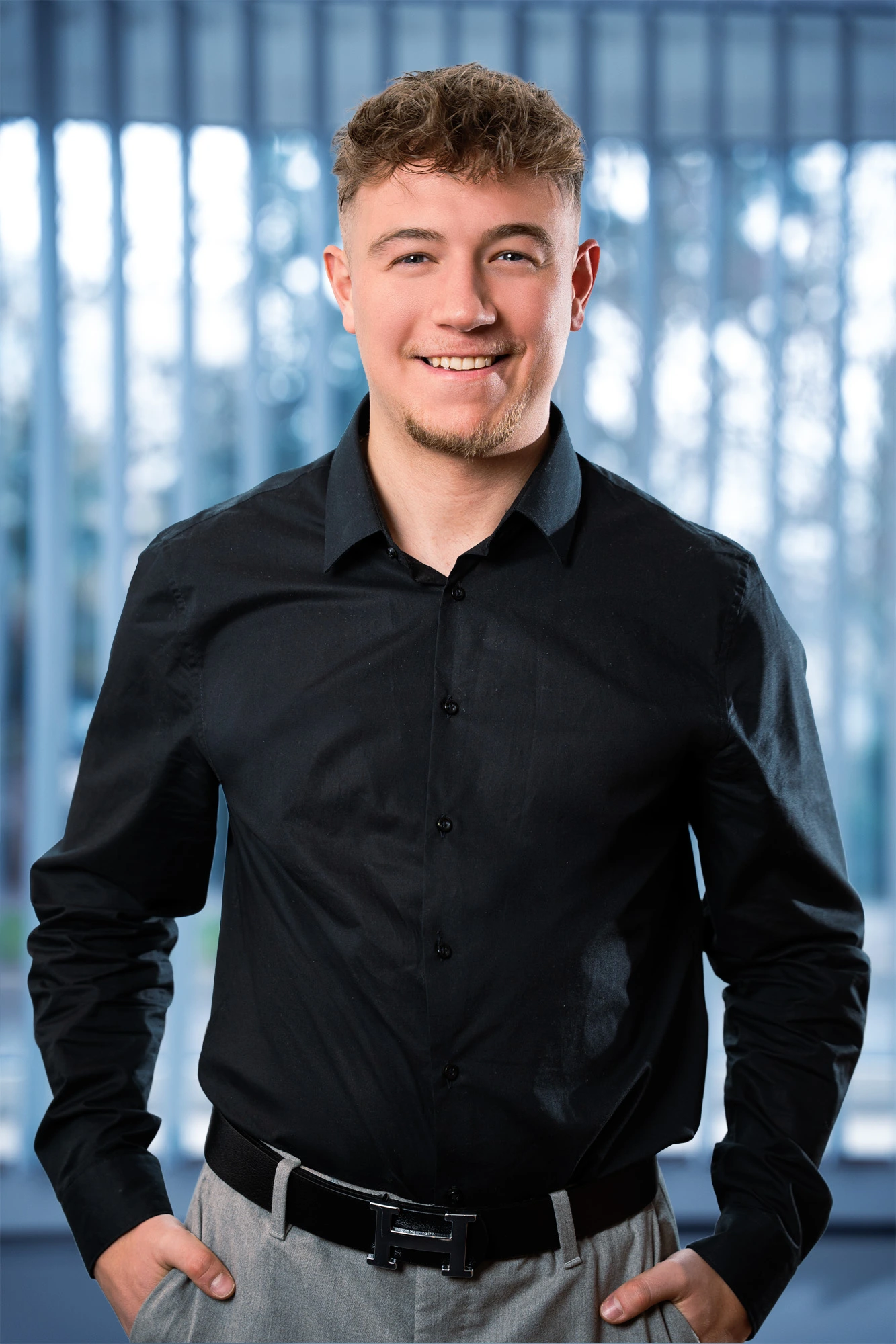 Businessportrait Mann im schwarzen Hemd