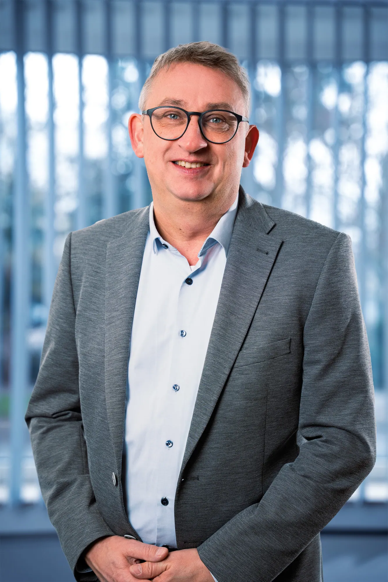 Businessportrait Mann mit Brille im Sakko