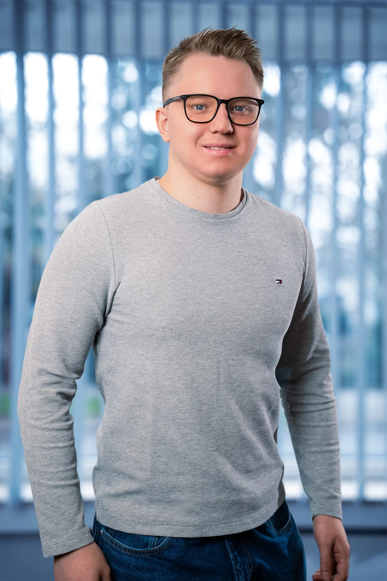 Businessportrait Mann mit Brille und Pullover