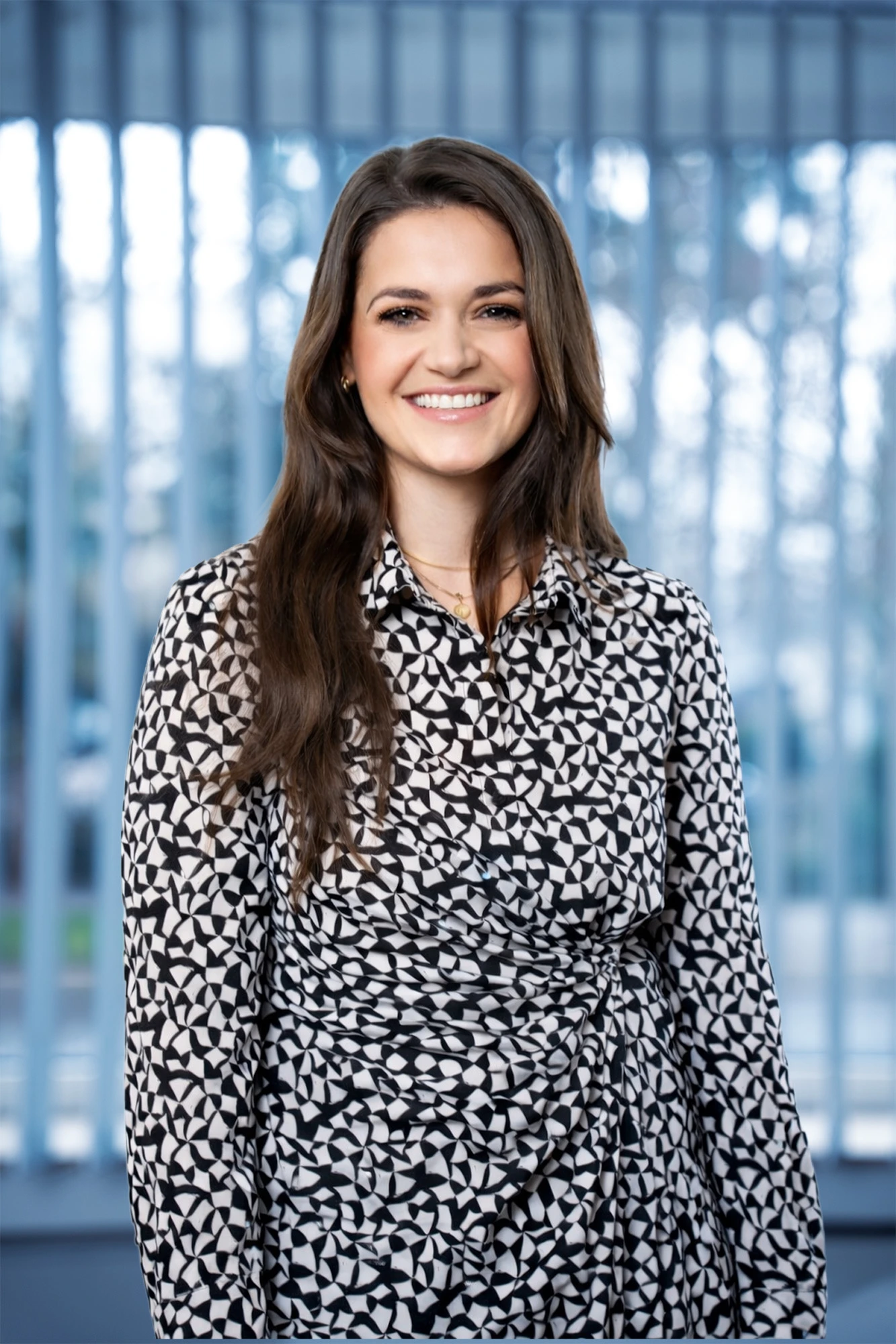 Businessportrait Frau im gemusterten Kleid