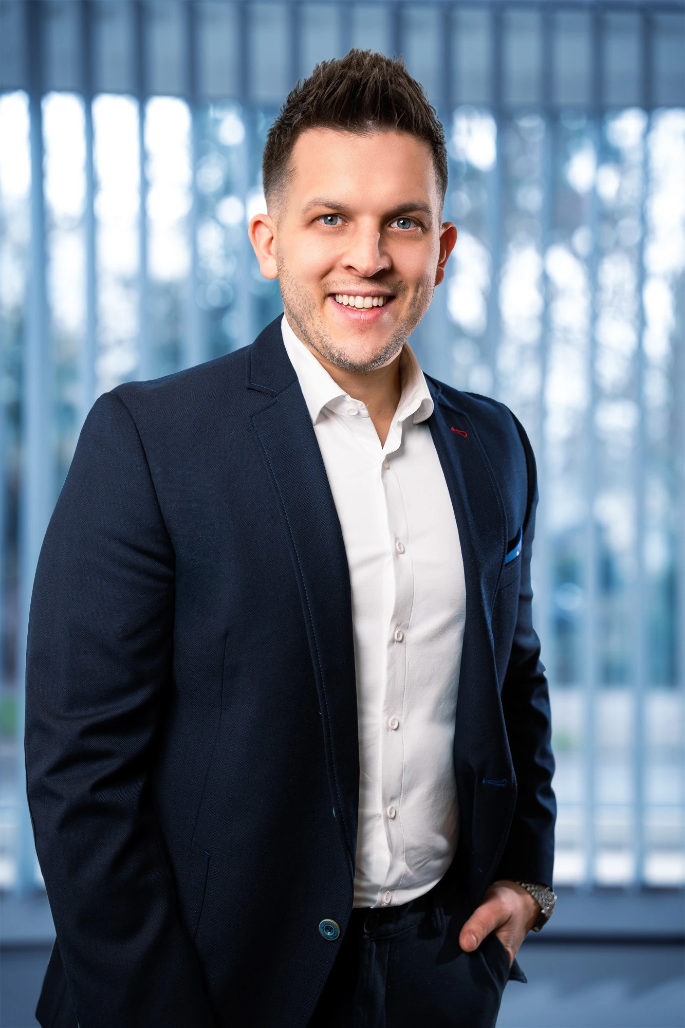 Businessportrait Mann im dunklen Anzug