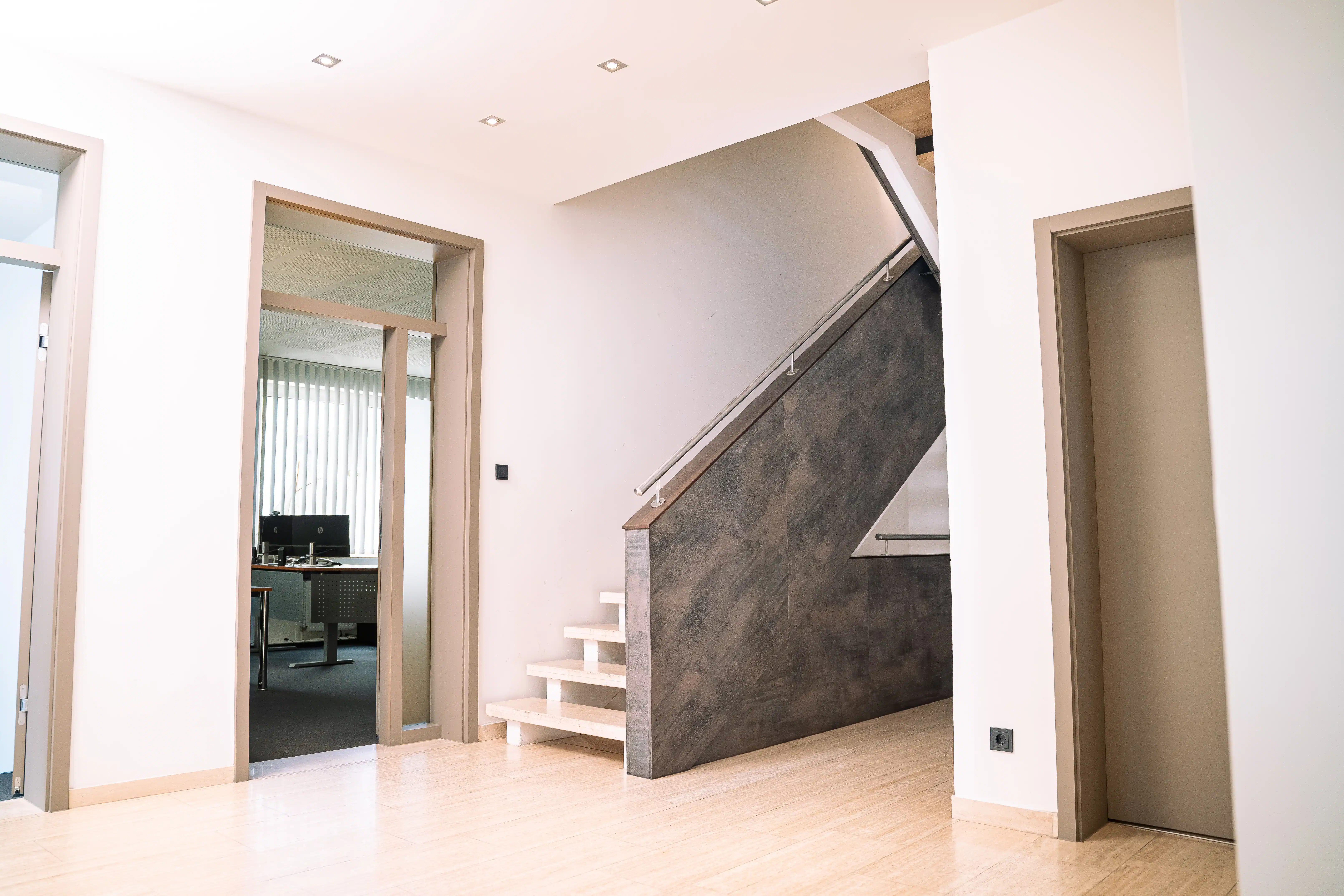 Innenaufnahme Büro mit KVP Branding