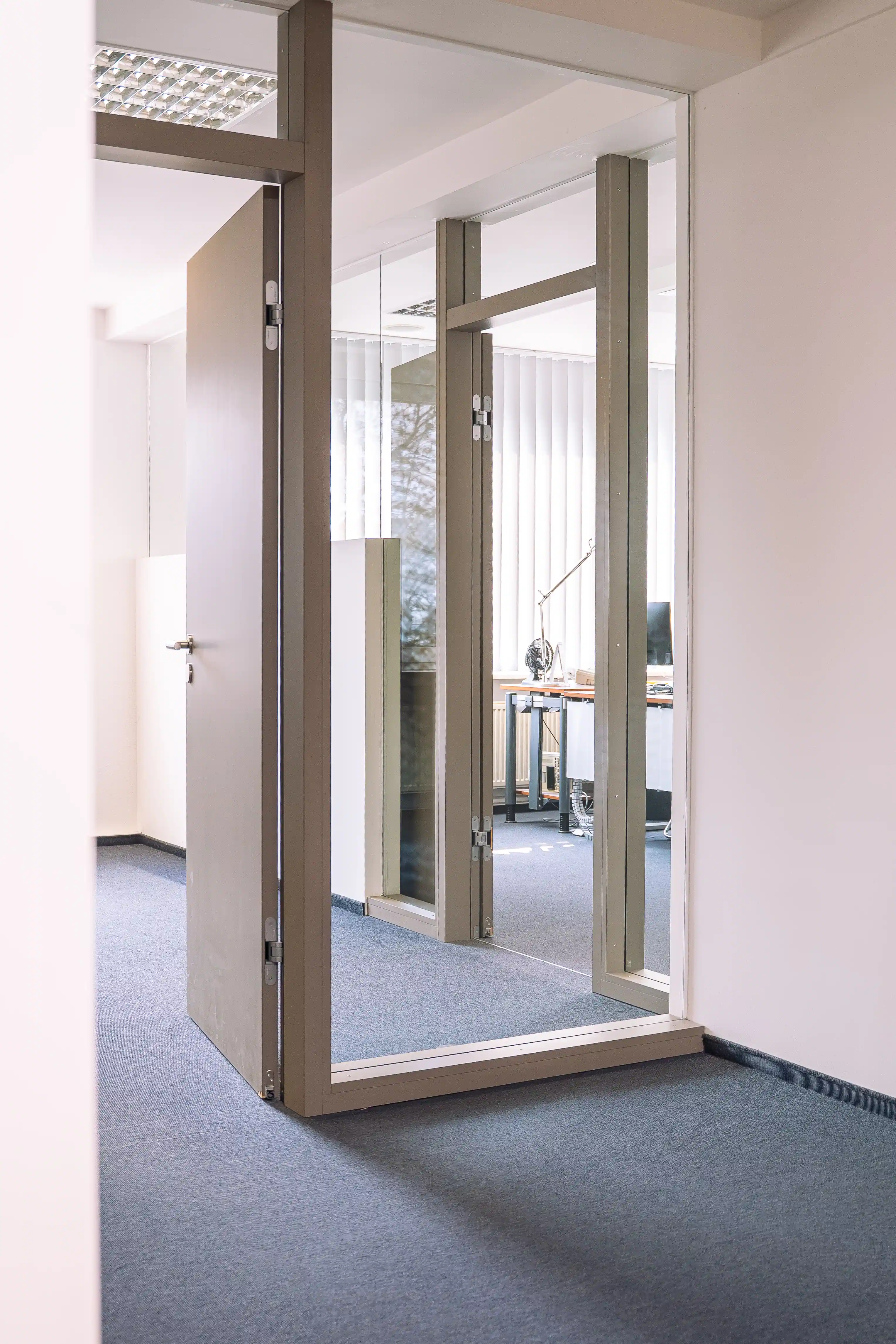 Innenaufnahme Büro mit KVP Branding