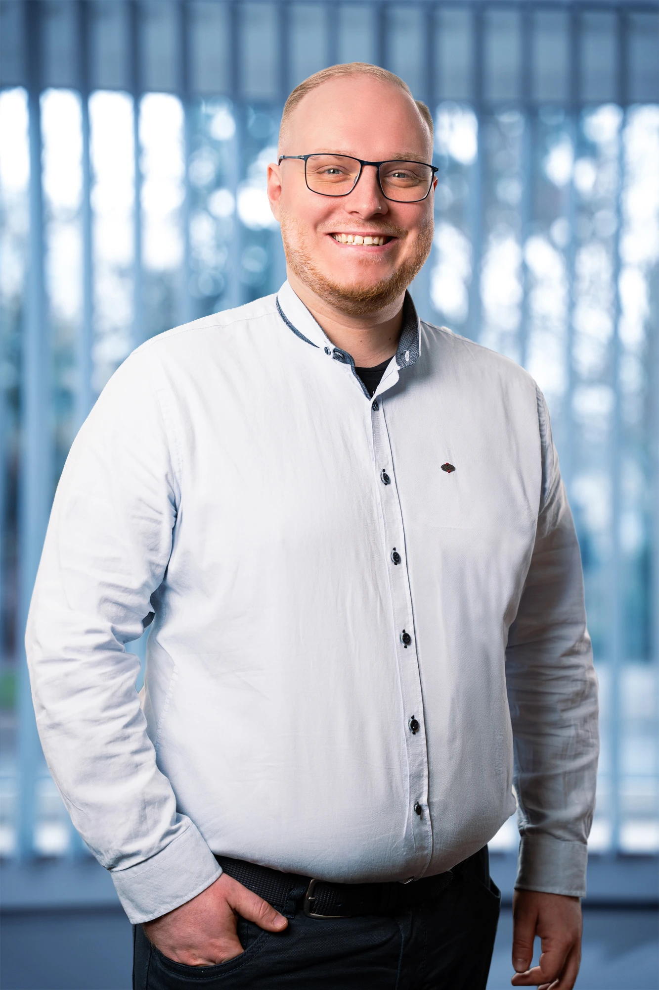 Businessportrait Mann mit Brille und blauem Hemd