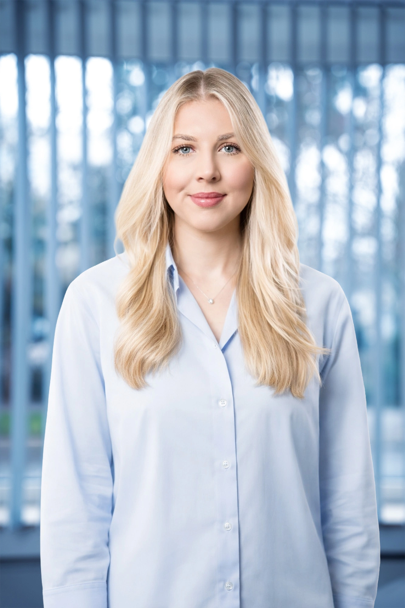 Portrait einer blonden Frau im Büro