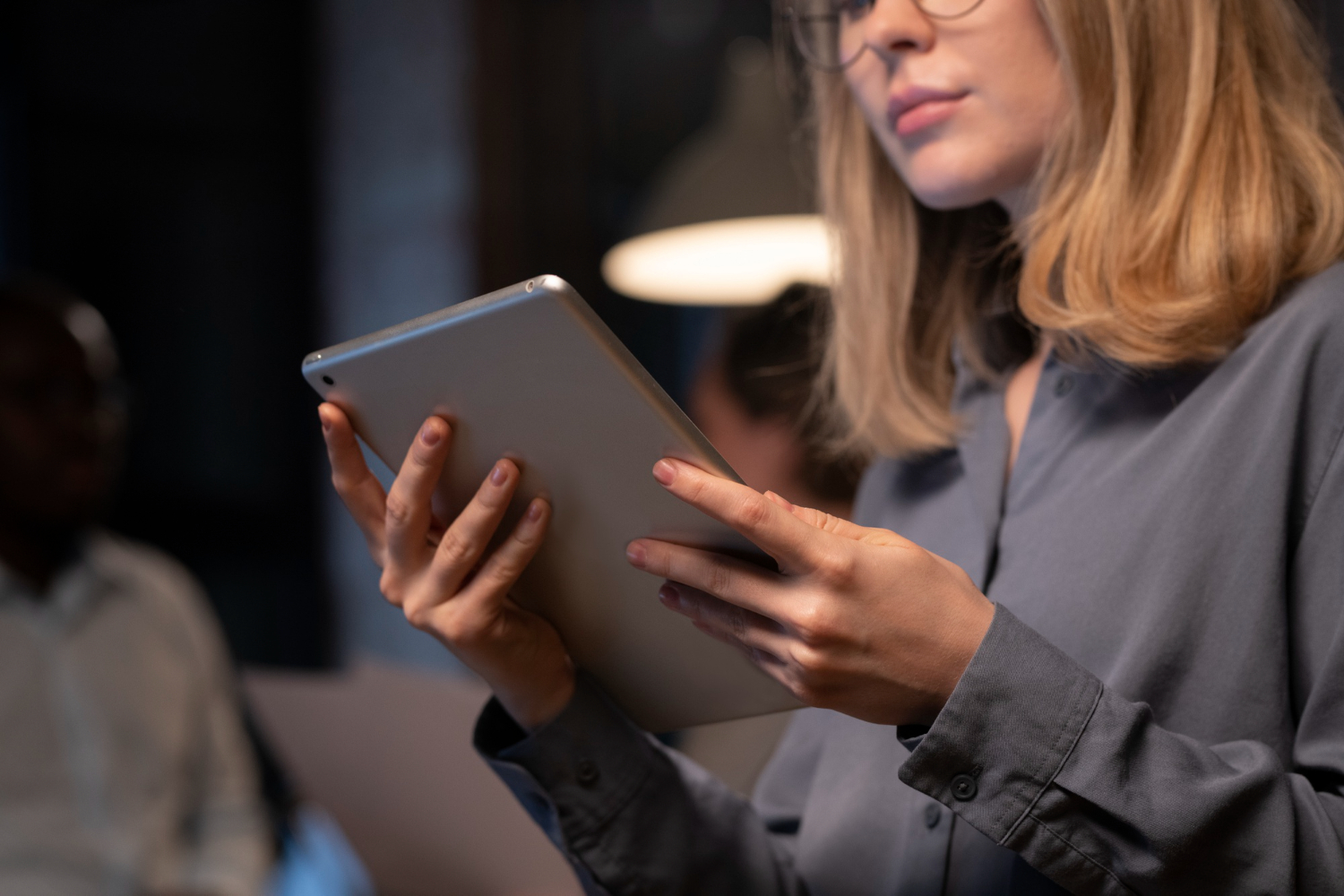Frau arbeitet mit Tablet