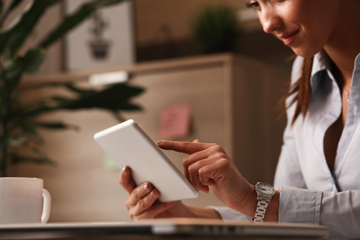 Frau nutzt Tablet