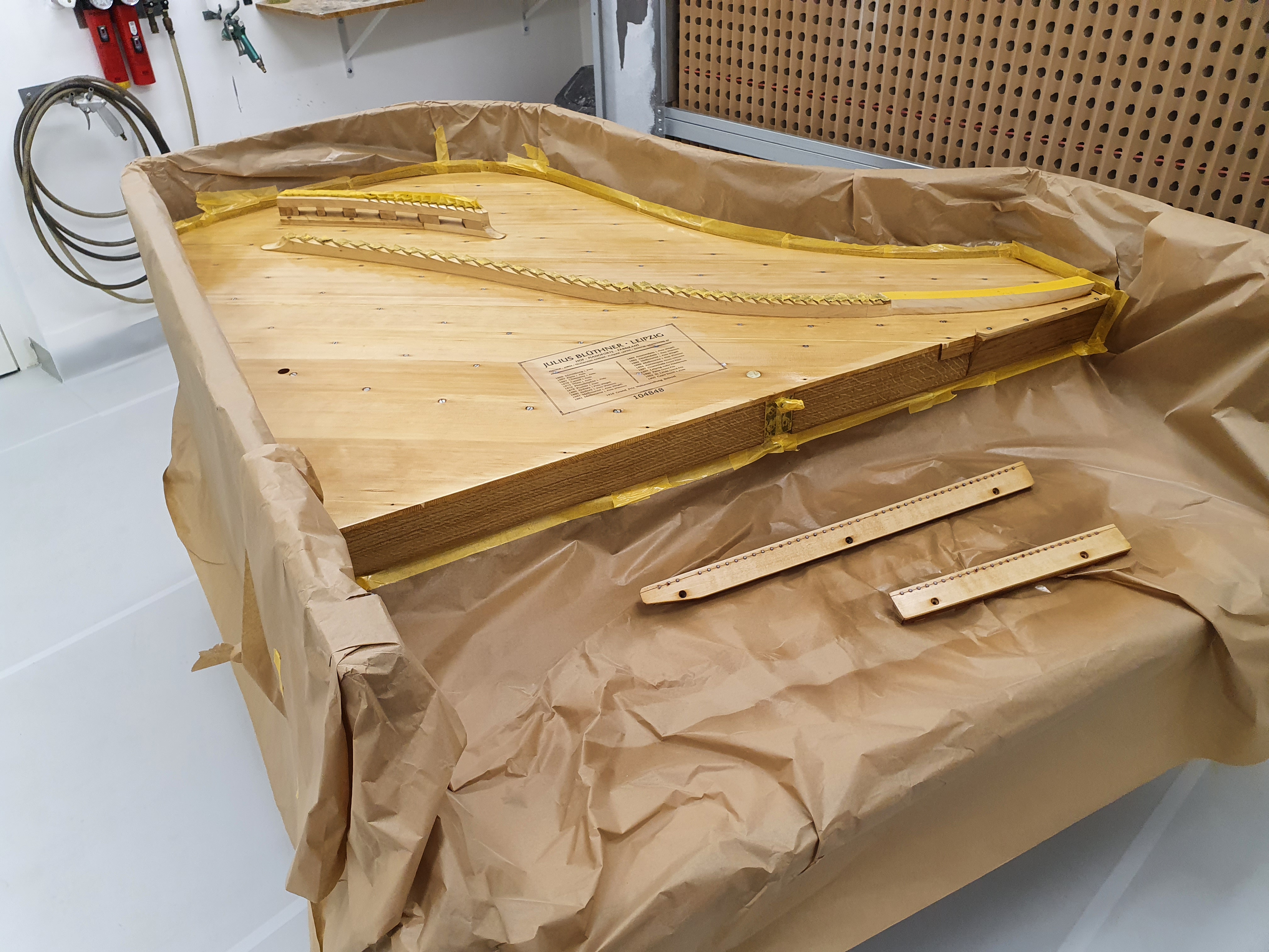 Risse im Resonanzboden entstehen durch Trockenheit und Alterung. Sie beeinträchtigen langfristig Klang und Wölbung. Wir restaurieren den Resonanzboden fachgerecht durch Trockenlegung, Einleimen passender Späne und auf Wunsch Neulackierung – für volle Klangkraft und Stabilität.