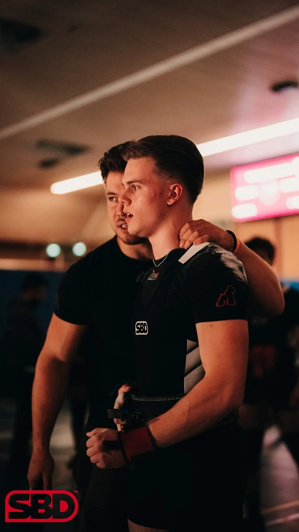 personal trainer die motivatie inspreekt aan sporter