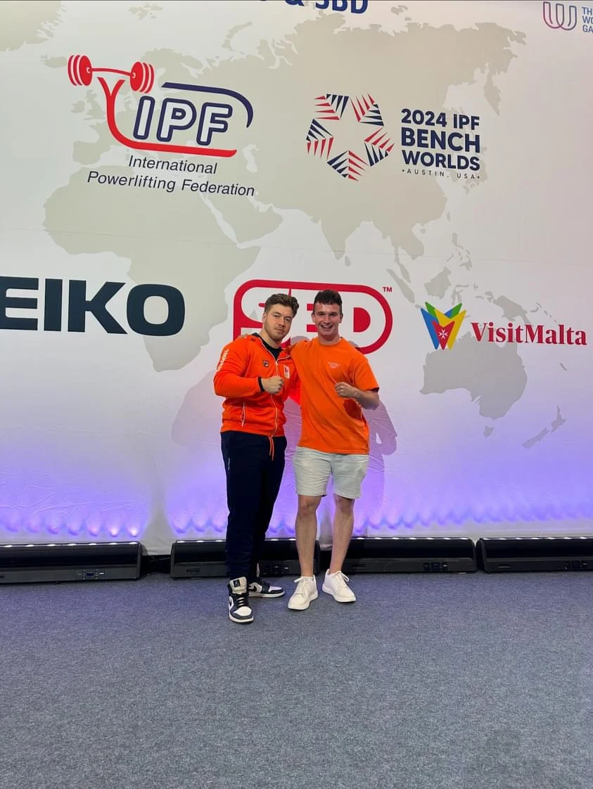 personal trainer poserend met een gecoachte sporter