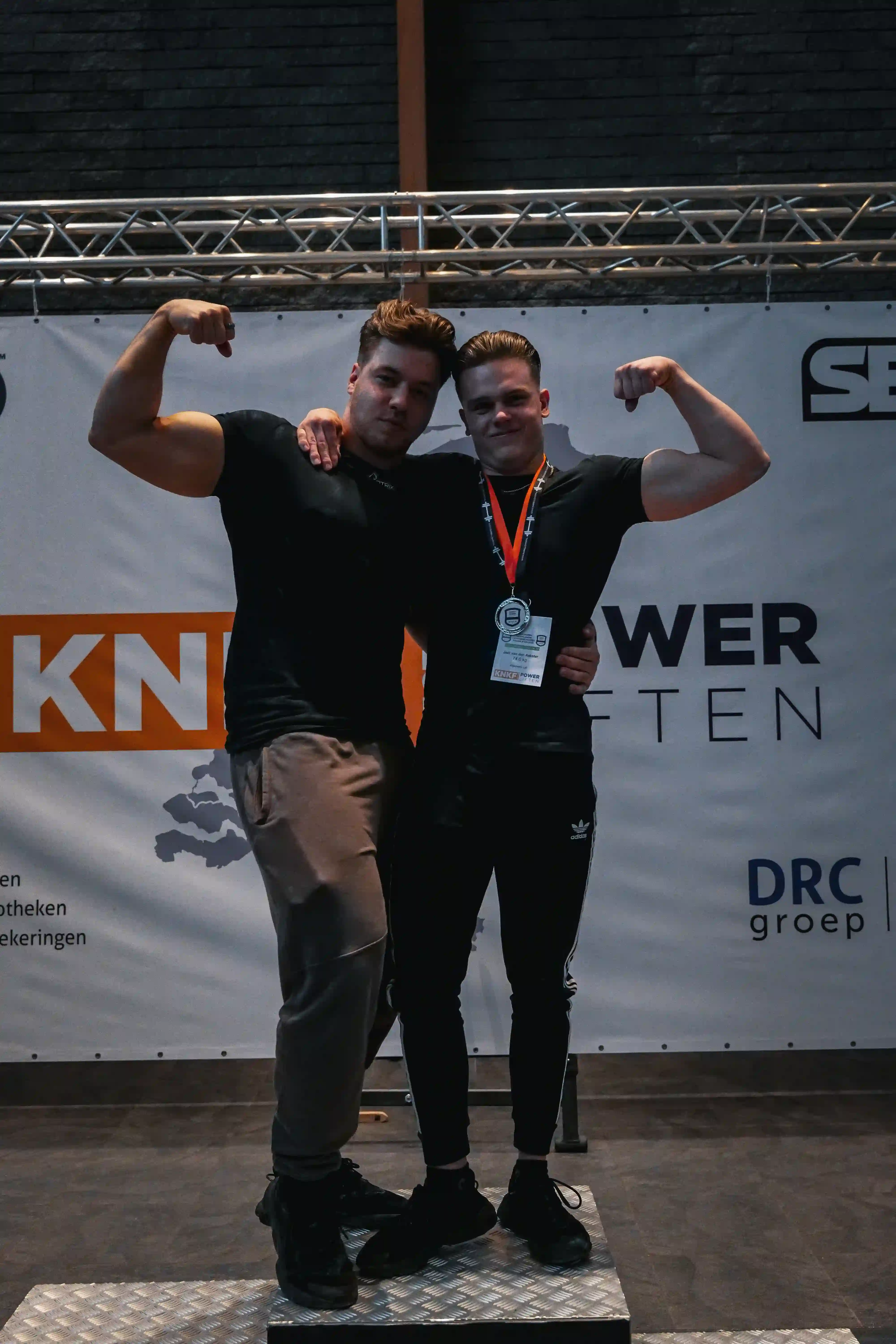 personal trainer poserend met sporter