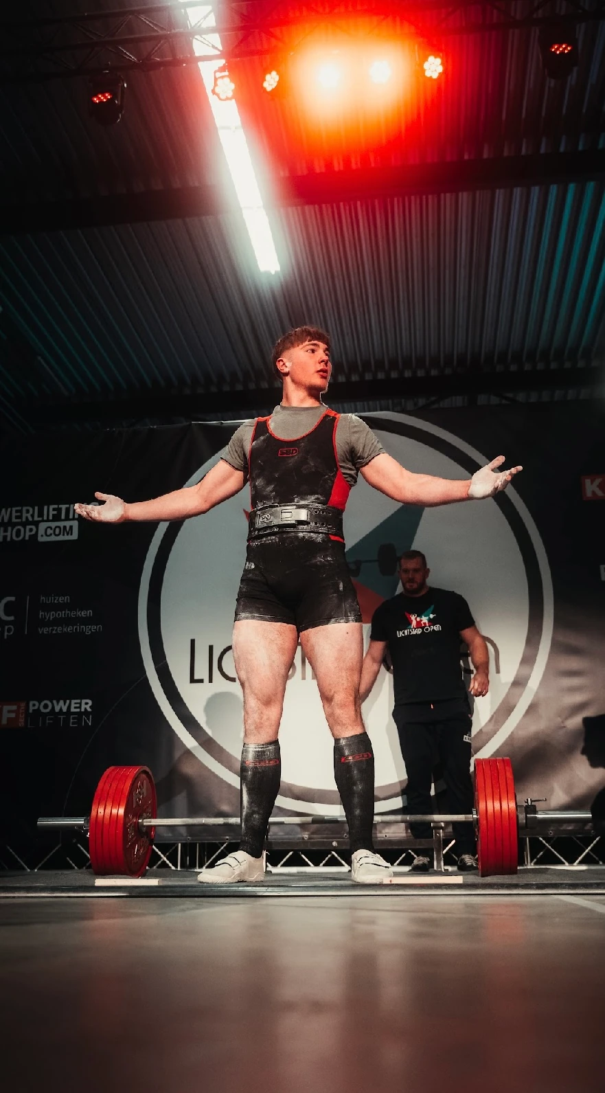 Powerlifter poserend op een podium
