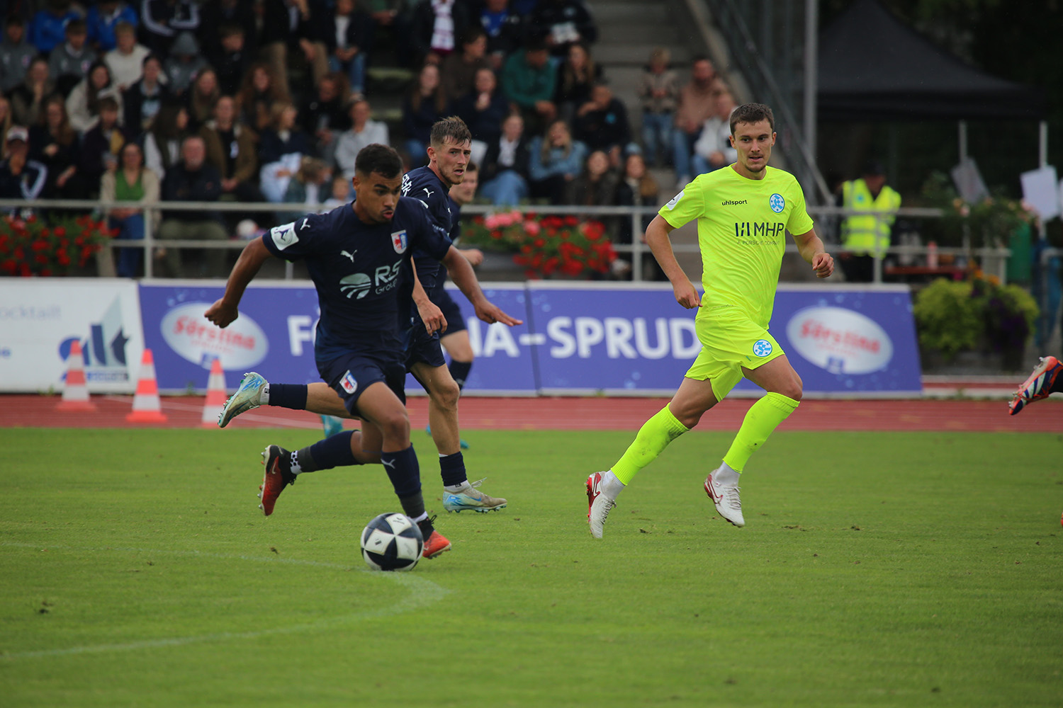Statische Werbebanden im Stadion der Stadt Fulda