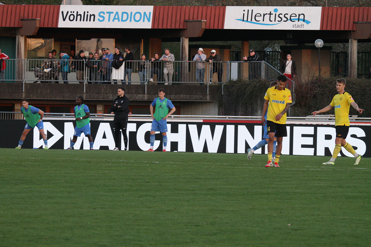 LED-Banden beim Regionalliga Bayern Spiel FV Illertissen gegen SpVgg Bayreuth in der Rückrunde der Saison 24/25