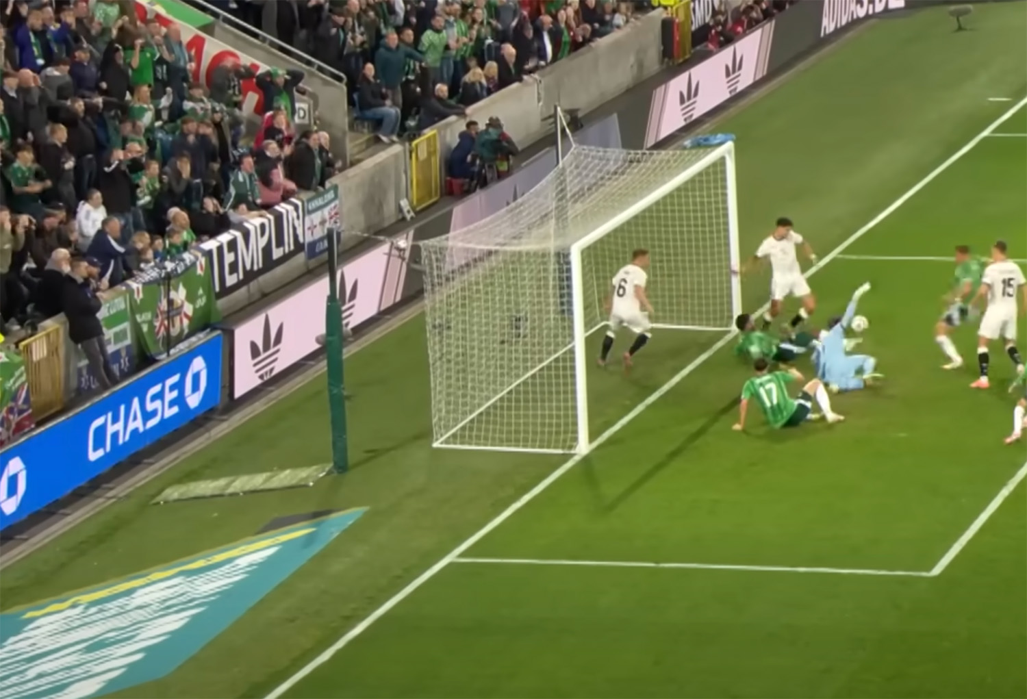 Vergleich virtuelle und reale LED-Bandenwerbung